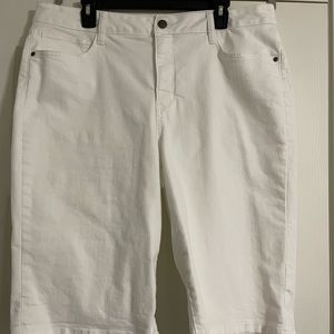St. John’s Bay white Bermuda shorts size 18 tall.